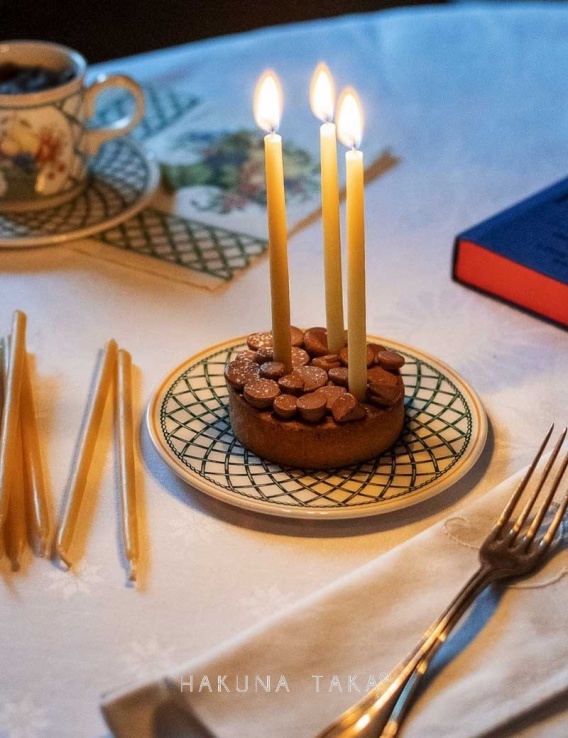 Bougie en cire d'abeille pure sur gâteau d'anniversaire