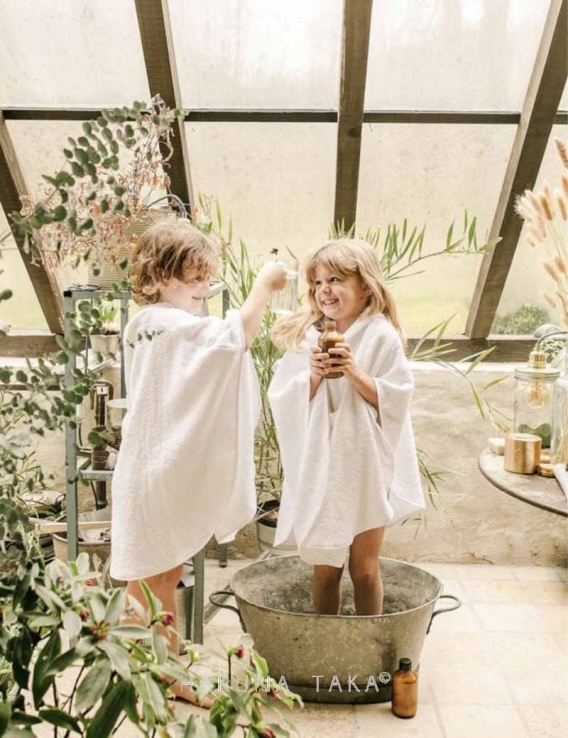 Savon En Verre Ambré Vide Ou Bouteille De Shampoing Sur Fond Isolé. Soins  De La Peau Ou Concept Cheveux Avec Cosmétique Naturel Photo stock - Image  du beauté, bouteille: 250827804